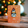 WHC091 kerstkaart met houten hanger - merry christmas - pinguins